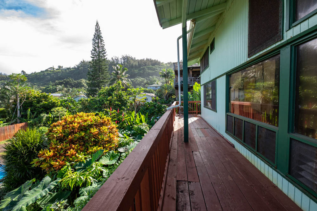 The buildings at Backpackers Hawaii